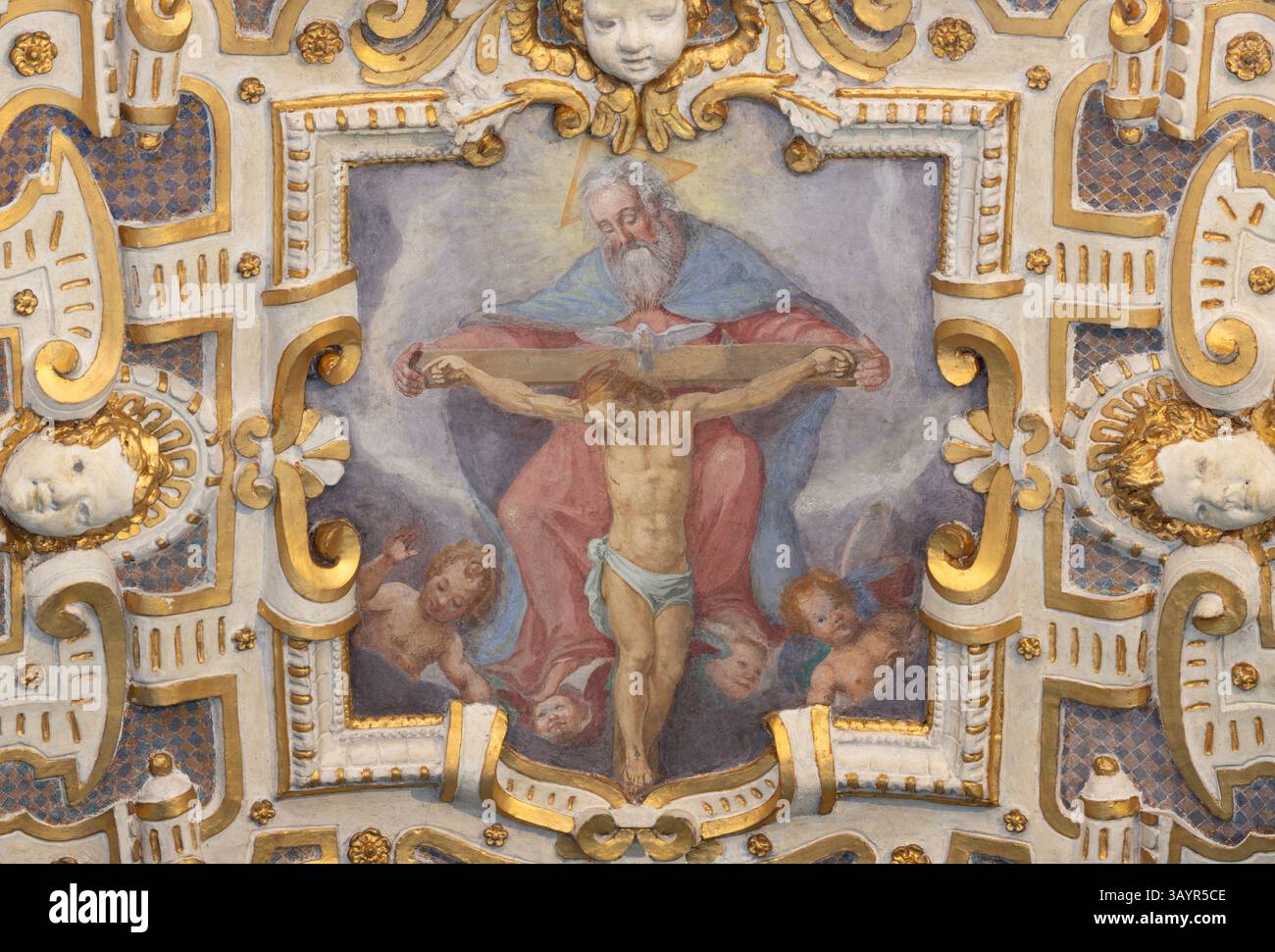 PISTOIA, ITALIA - 16 MARZO 2025: L'affresco di Dio padre con Gesù sulla croce nella basilica della Madonna dell'Umiltà Foto Stock