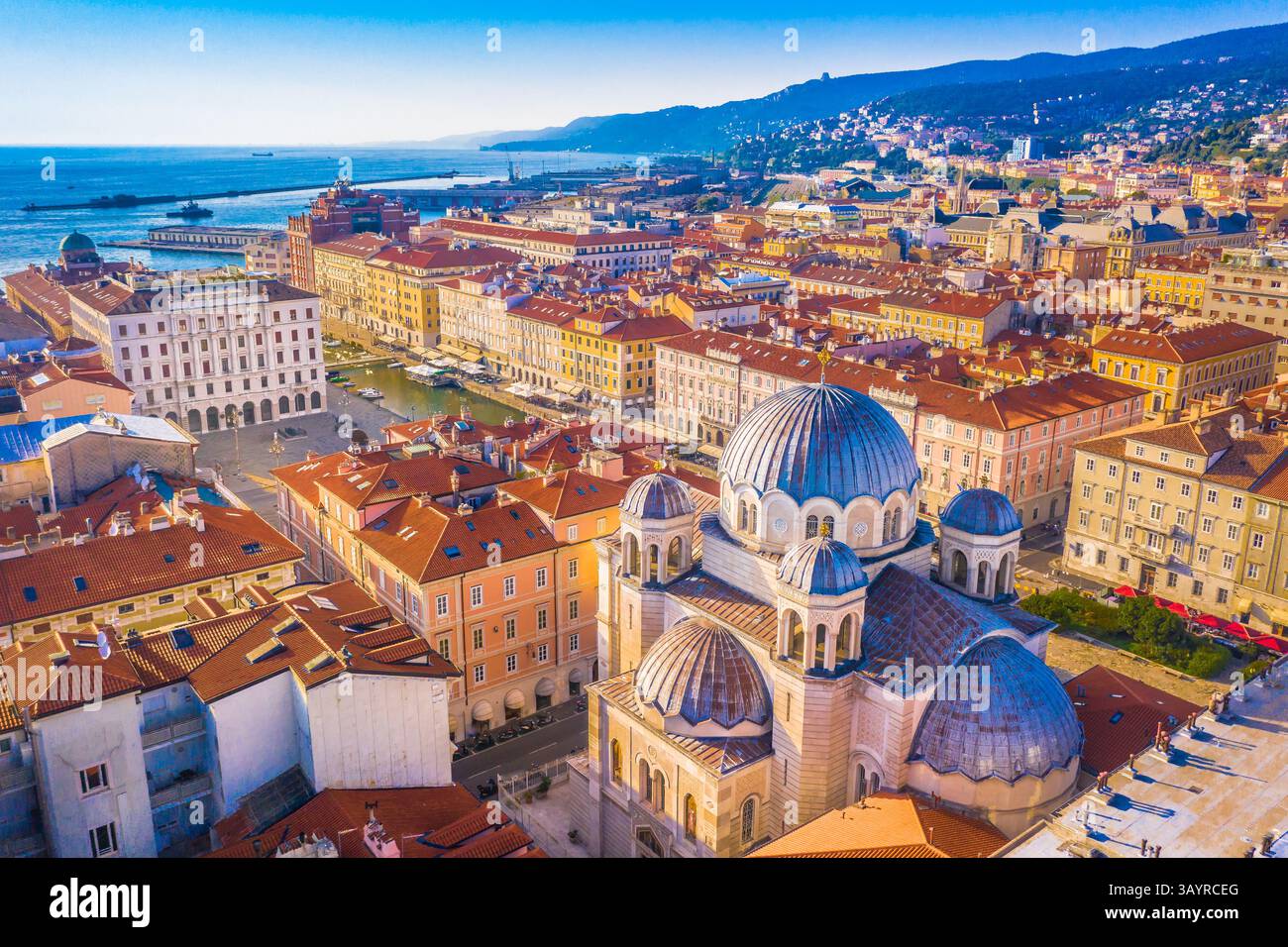 Veduta aerea al tramonto del centro città di marmo città di Trieste, Italia Foto Stock