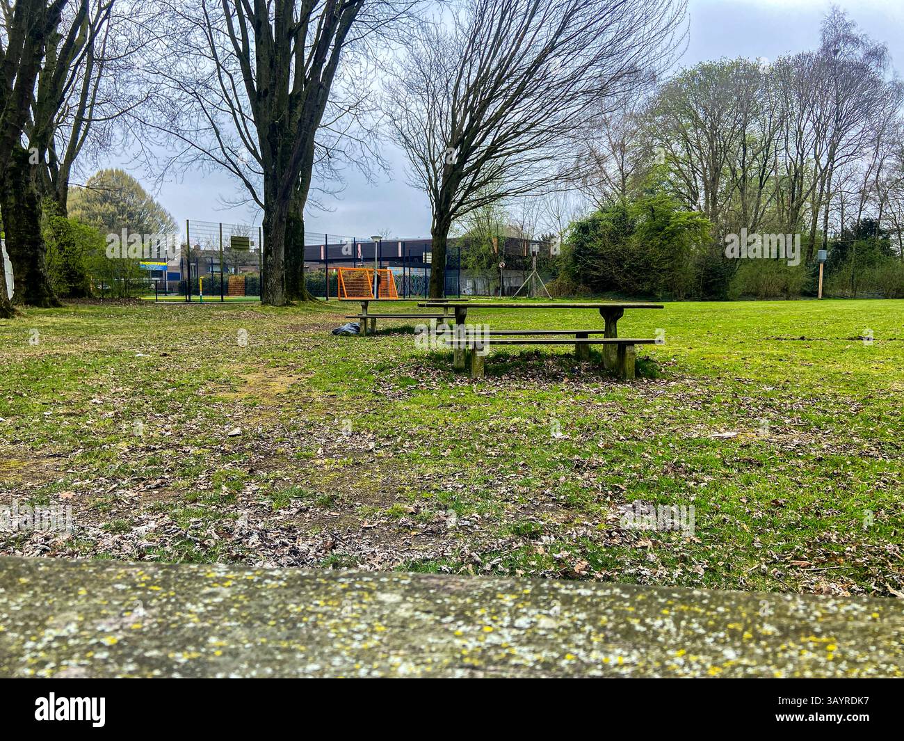 Community Meadow con panchine e tavolo. WOENSEL, Eindhoven, Paesi Bassi. Foto Stock