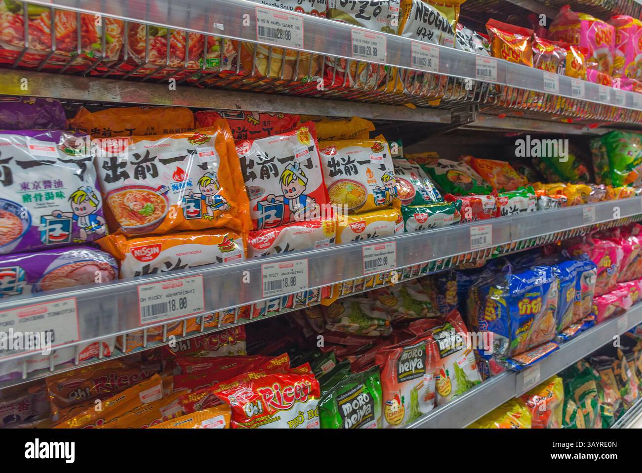 Bangkok, Thailandia - 20 maggio 2016 : molti tipi di spaghetti istantanei in supermercato. Foto Stock