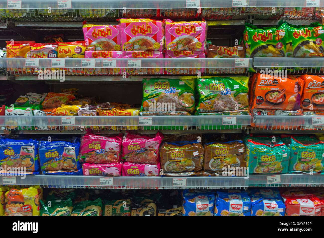 Bangkok, Thailandia - 20 giugno 2016 : molti tipi di spaghetti istantanei nei supermercati. Foto Stock
