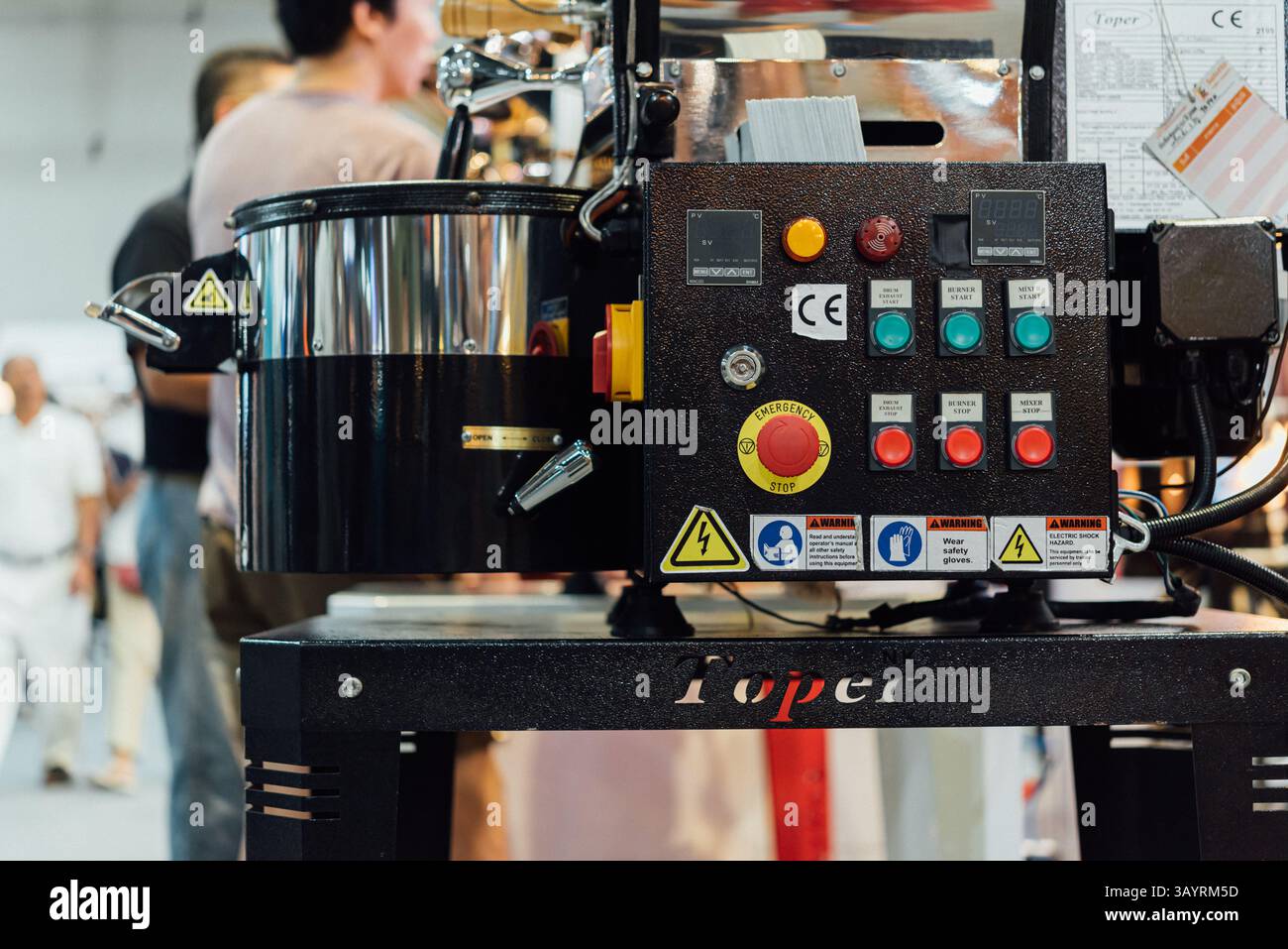 Bangkok, Tailandia - 16 marzo 2019: Caffetteria e barista non identificati che mostra la caffettiera per la torrefazione dei chicchi di caffè in vendita e mostra al cliente Foto Stock