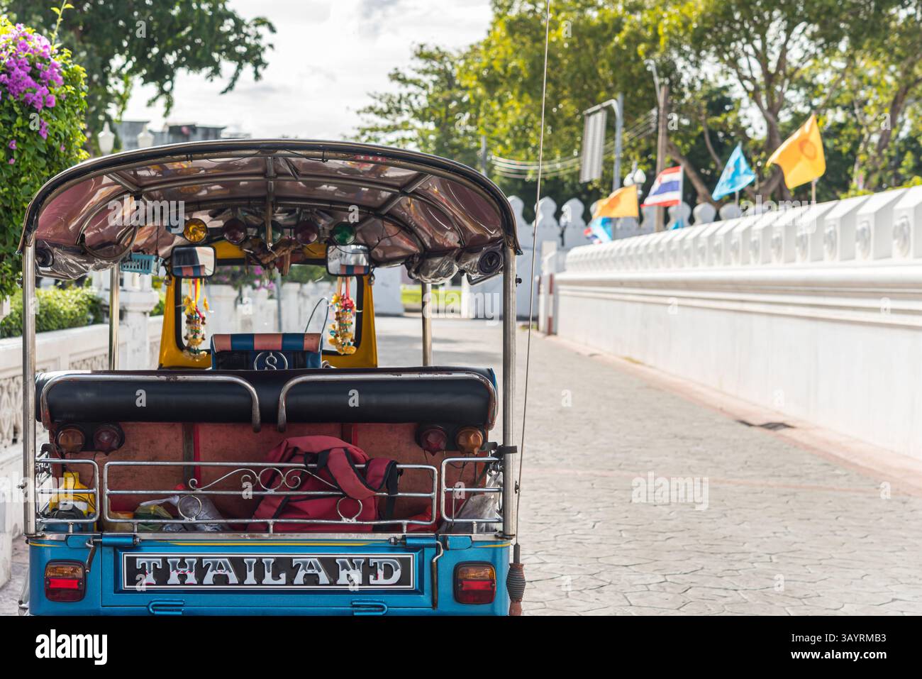 Bangkok, Tailandia - 25 agosto 2019: Taxi Thai TukTuk per il servizio passeggeri sulla strada a Bangkok, Tailandia. Tuk-Tuk è una motocicletta con Foto Stock