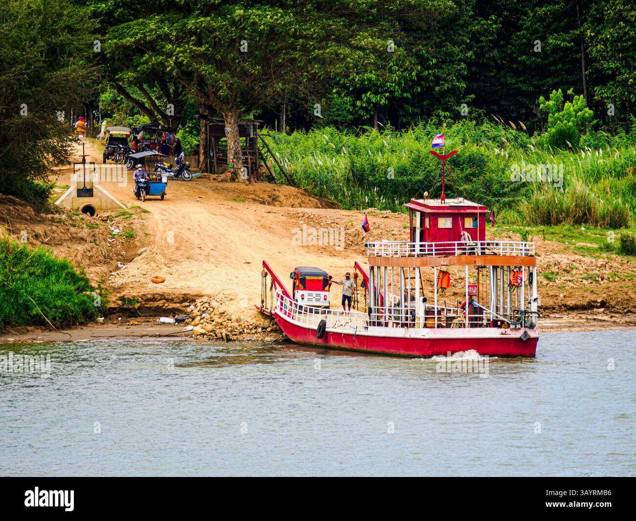 Il traghetto trasporta persone, veicoli e merci attraverso il fiume Mekong, la regione di Tan Chau, Vietnam Foto Stock