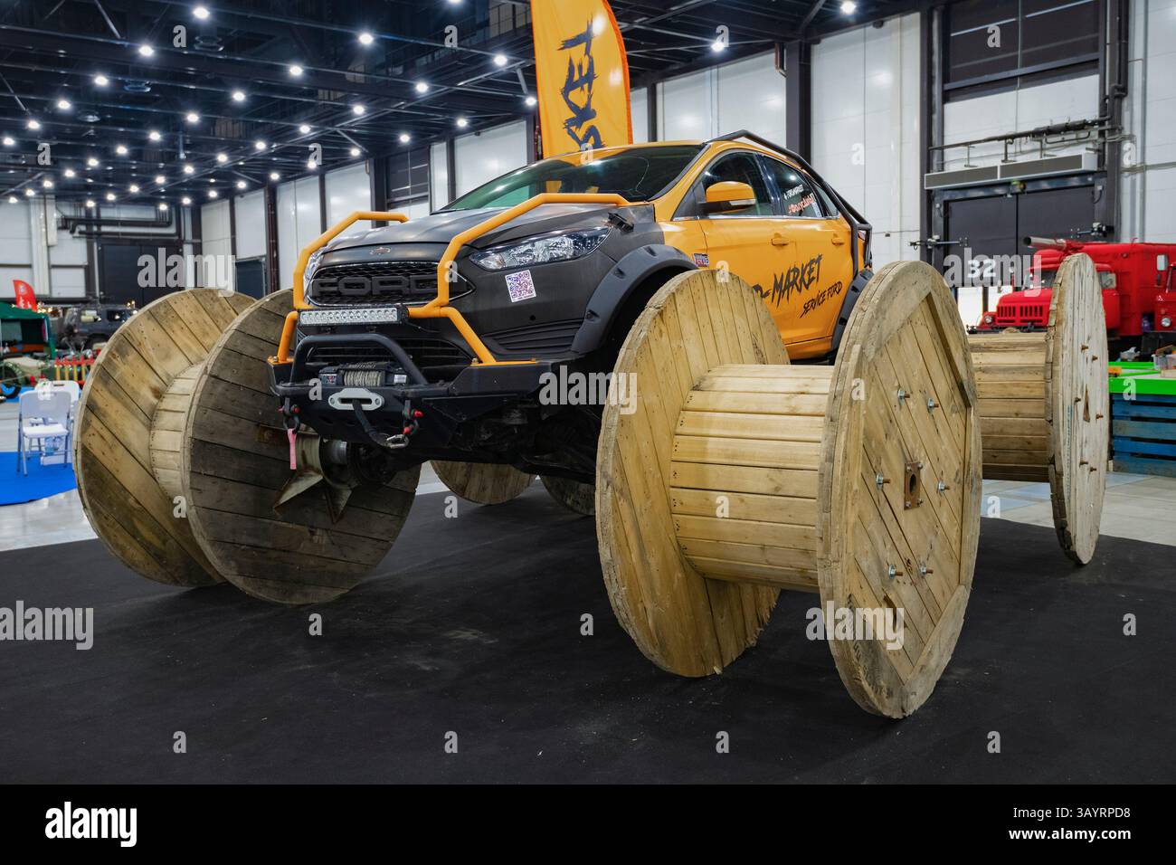 SAN PIETROBURGO, RUSSIA - 11 APRILE 2025: Show car basata su un'autovettura Ford con avvolgicavo in legno al posto delle ruote. Espositore trasporto retrò Foto Stock