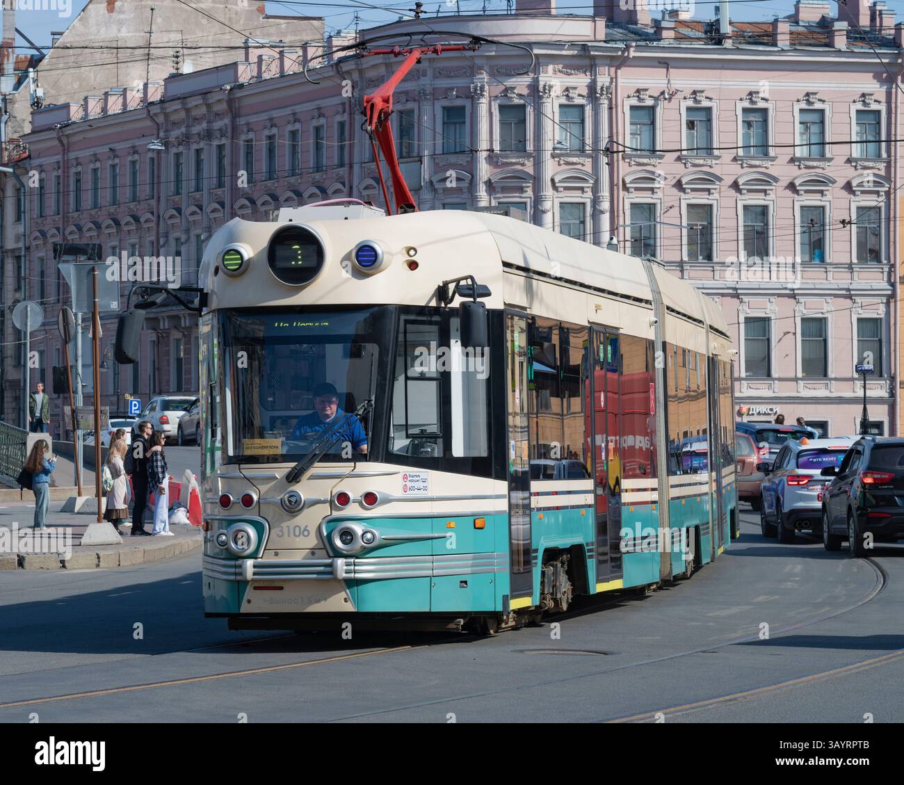 SAN PIETROBURGO, RUSSIA - 16 APRILE 2025: Tram 71-431R "Dostoevsky" sul percorso in una giornata di sole aprile Foto Stock