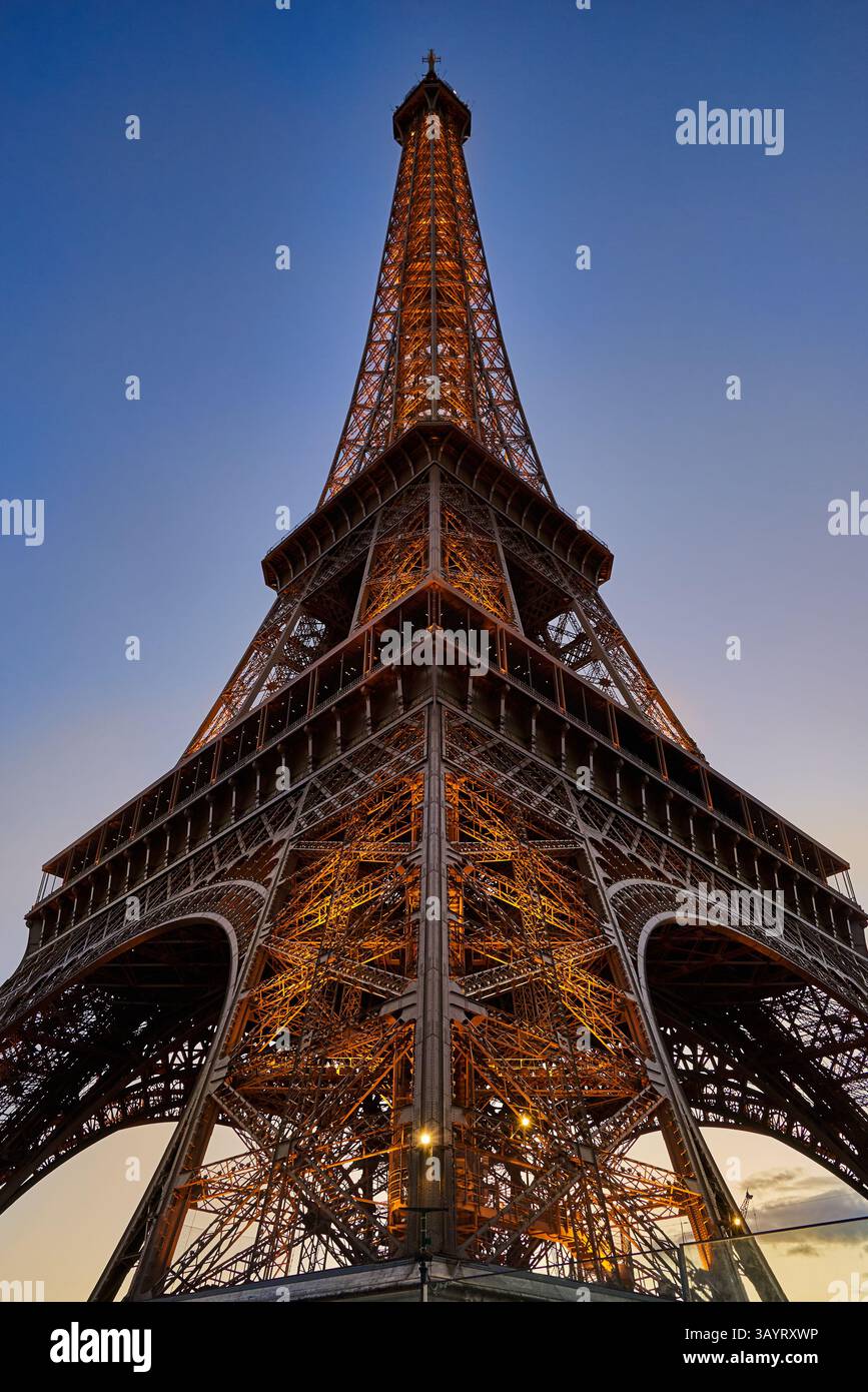 L'enorme e bellissima Torre Eiffel a Parigi in Francia con vista dal basso Foto Stock