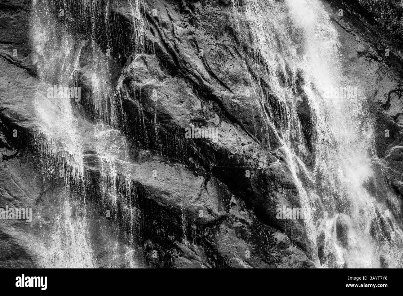 L'acqua scorre sopra la parete rocciosa affilata nel braccio di Endicott in Alaska Foto Stock