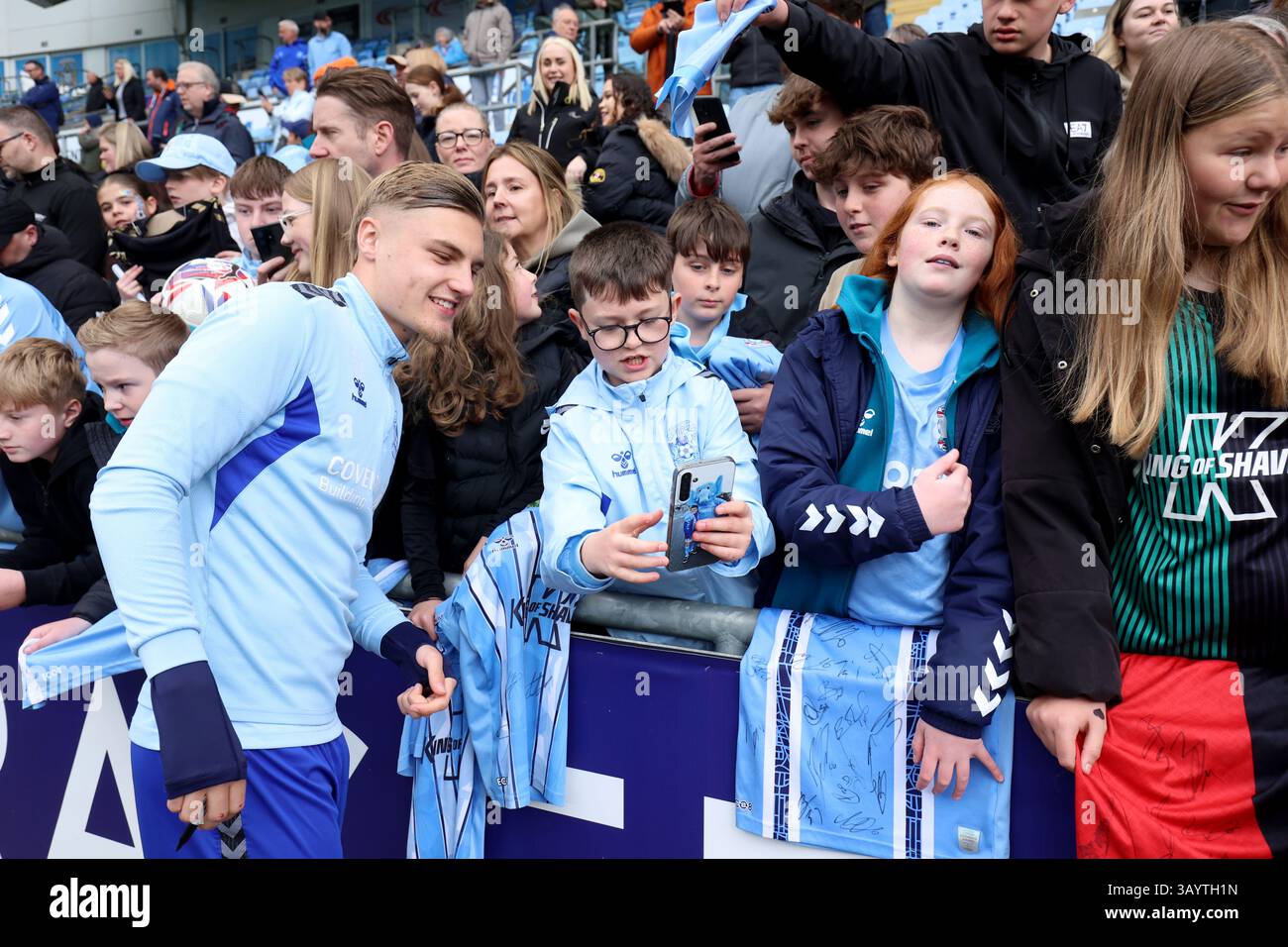 Norman Bassette di Coventry City ha una foto con un giovane fan dopo una sessione di allenamento alla Coventry Building Society Arena. Data foto: Mercoledì 23 aprile 2025. Foto Stock