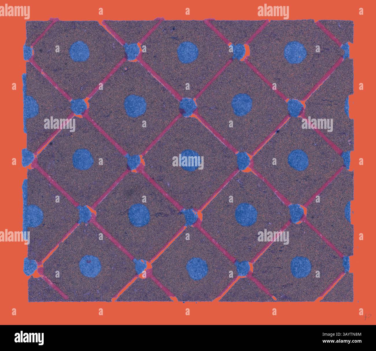 Un vivace motivo geometrico presenta punti blu disposti all'interno di una griglia a forma di diamante, su un sorprendente sfondo rosso. L'interazione dei colori crea un forte impatto visivo, attirando l'attenzione sul design simmetrico. Mediæval decorazione classica con un tocco moderno reinventata da Artotop Foto Stock