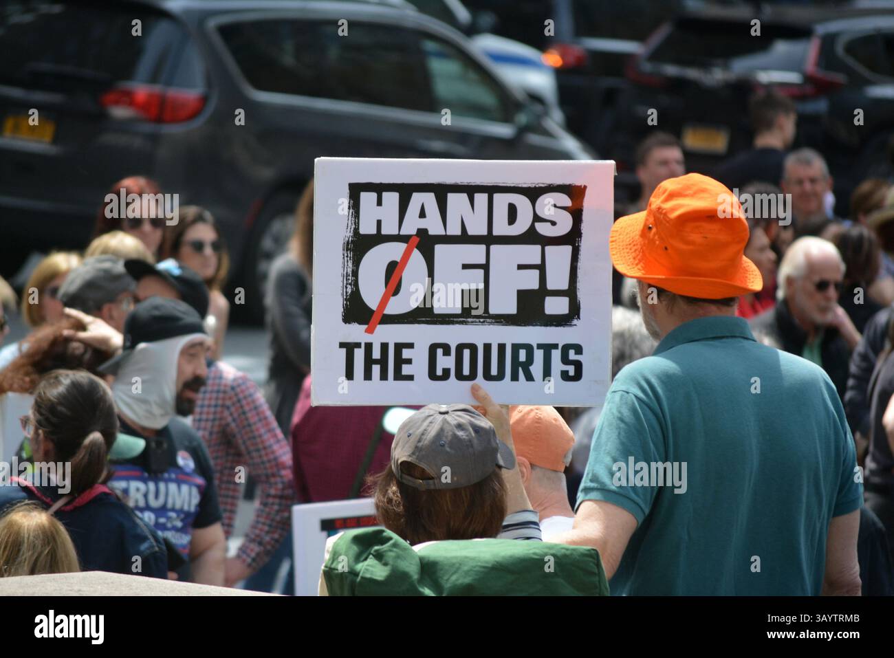 marcia di protesta contro l'amministrazione Trump e le azioni di DOGE sull'immigrazione, i diritti civili e l'ambiente a New York. Foto Stock