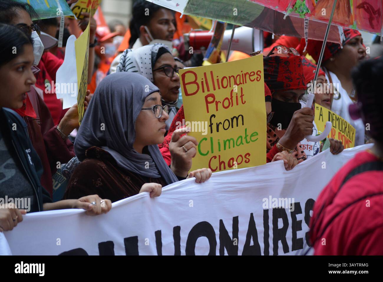 marcia di protesta contro l'amministrazione Trump e le azioni di DOGE sull'immigrazione, i diritti civili e l'ambiente a New York. Foto Stock