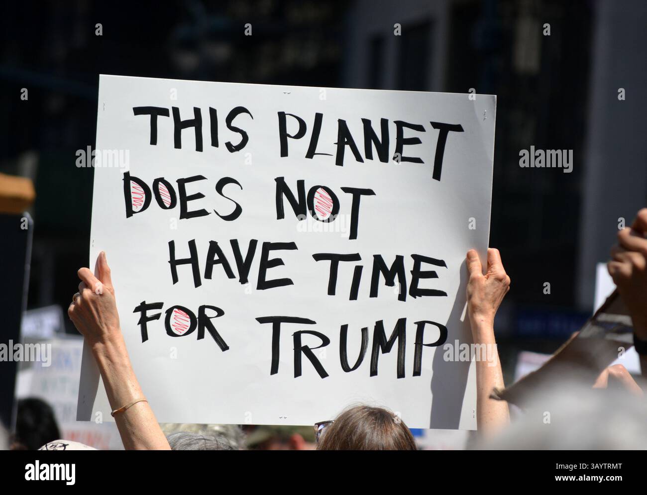 marcia di protesta contro l'amministrazione Trump e le azioni di DOGE sull'immigrazione, i diritti civili e l'ambiente a New York. Foto Stock