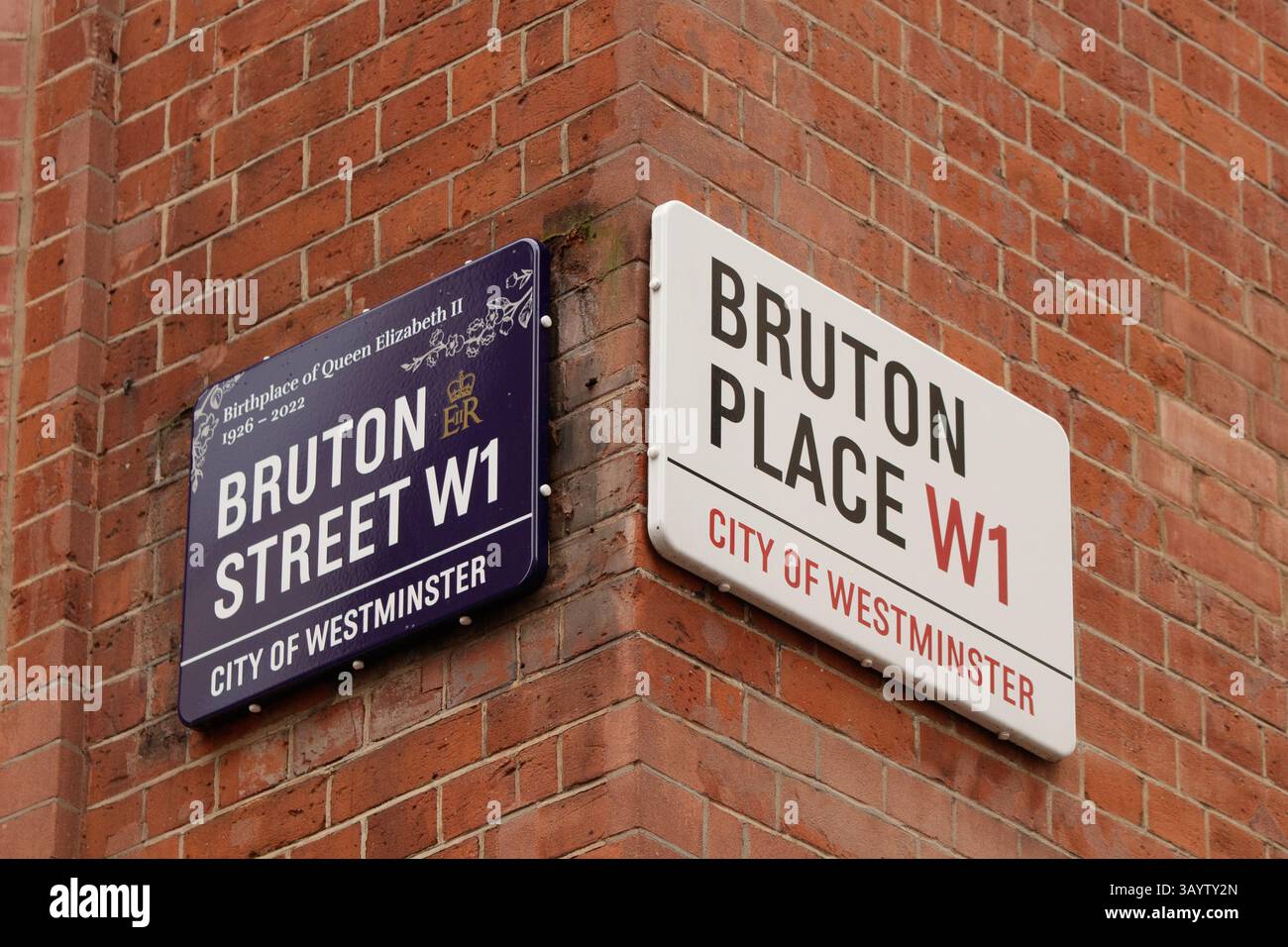 Il nuovo cartello che commoralizza il defunto Her Majesty Queen Elizabeth II accanto all'attuale cartello stradale Foto Stock