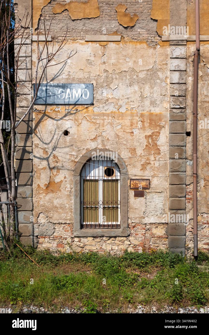 Vecchio muro rustico della stazione ferroviaria di Bergamo, Lombardia, Italia Foto Stock