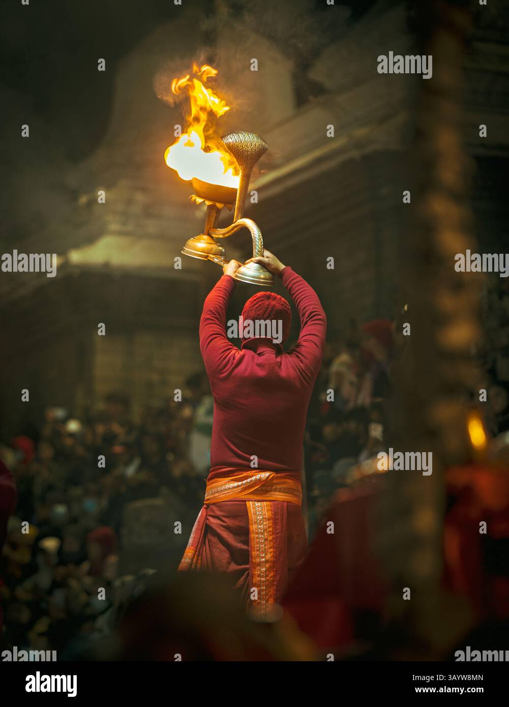 Maha Shivaratri Aarti rituale con fuoco, probabilmente Pashupatinath, Kathmandu, Nepal. Devozione e tradizione indù Foto Stock