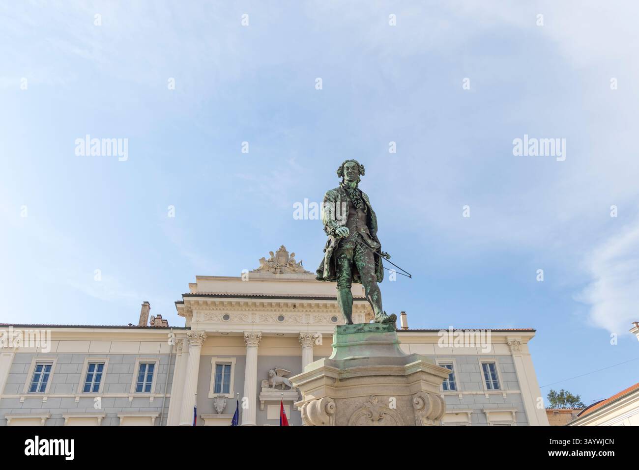 Pirano, Slovenia - 29 agosto 2024: Monumento a Giuseppe Tartini compositore italiano e municipio nella piazza principale del mercato Trtinijev trg a Pirano in Istria Foto Stock