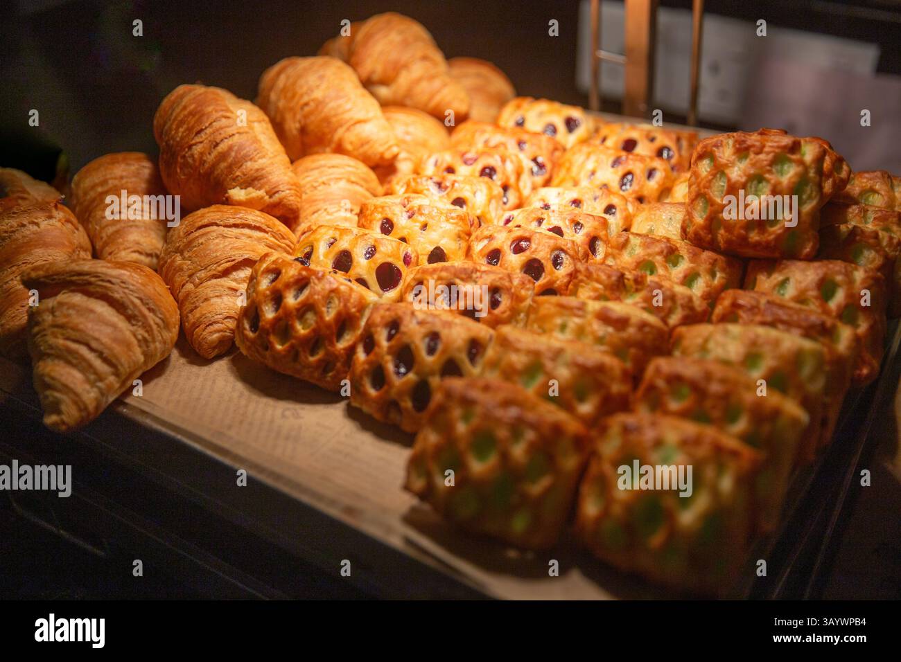 Varietà di pasticcini sotto la lampada termica Foto Stock