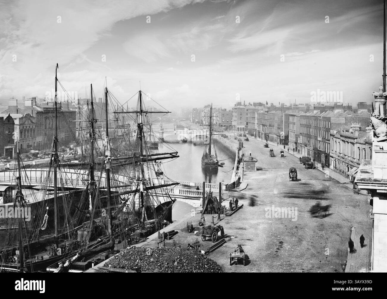 Una vista della navigazione del tardo XIX secolo ormeggiata accanto alla neoclassica Custom House del XVIII secolo sul fiume Liffey, Dublino, Irlanda. La costruzione iniziò nel 1781 e James Gandon fu nominato architetto, dopo la morte di Thomas Cooley, l'architetto originale del progetto. Una volta completata e aperta, il 7 novembre 1791, la costruzione era costata £ 200.000, una somma considerevole all'epoca. Le quattro facciate dell'edificio sono decorate con stemmi e sculture ornamentali (di Edward Smyth) che rappresentano i fiumi dell'Irlanda. Foto Stock
