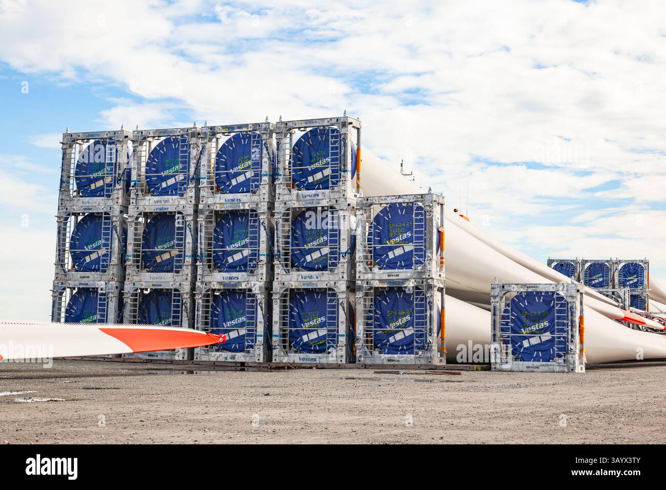 Stoccaggio a terra delle pale Vestas per turbine eoliche. Deposito di parti di turbine eoliche. Foto Stock
