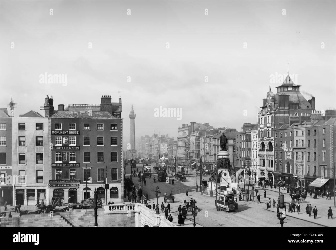 Una vista aerea dell'inizio del XX secolo del Ponte o'Connell, che attraversa il fiume Liffey a Dublino e conduce a o'Connell Street. Il ponte originale (chiamato Carlisle Bridge in onore dell'allora Lord Luogotenente d'Irlanda - Frederick Howard, V conte di Carlisle) fu progettato da James Gandon e costruito tra il 1791 e il 1794. Tra il 1877 e il 1880 il ponte fu ricostruito e ampliato e, quando riaperto nel 1882, fu ribattezzato in onore di Daniel o'Connell, noto anche come The Liberator (1775-1847). La colonna di Nelson, vista sullo sfondo, fu poi distrutta dall'IRA nel 1966. Foto Stock