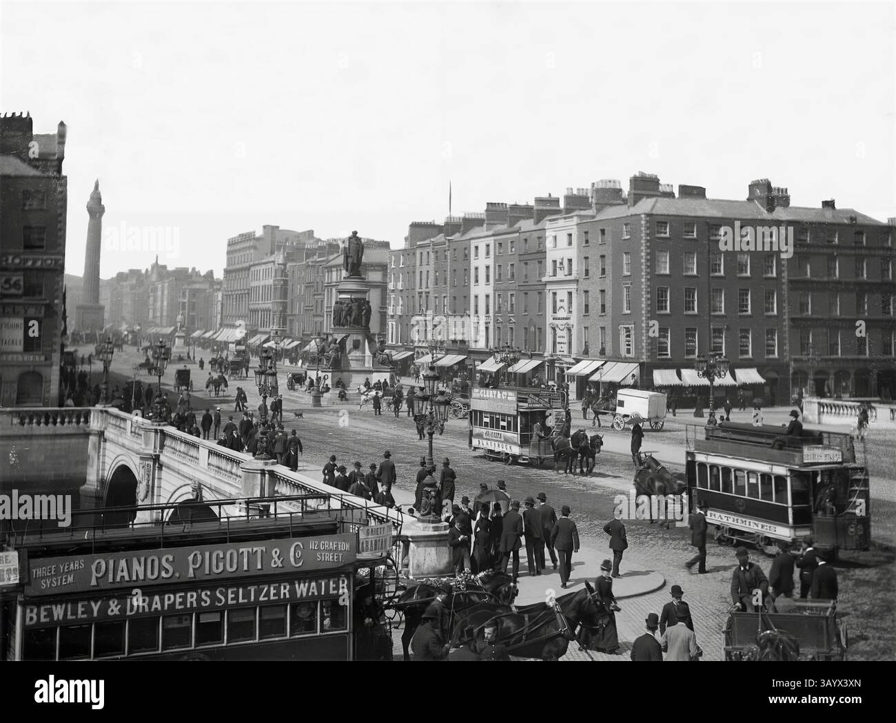 Una vista aerea dell'inizio del XX secolo del Ponte o'Connell, che attraversa il fiume Liffey a Dublino e conduce a o'Connell Street. Il ponte originale (chiamato Carlisle Bridge in onore dell'allora Lord Luogotenente d'Irlanda - Frederick Howard, V conte di Carlisle) fu progettato da James Gandon e costruito tra il 1791 e il 1794. Tra il 1877 e il 1880 il ponte fu ricostruito e ampliato e, quando riaperto nel 1882, fu ribattezzato in onore di Daniel o'Connell, noto anche come The Liberator (1775-1847). La colonna di Nelson, vista sullo sfondo, fu poi distrutta dall'IRA nel 1966. Foto Stock