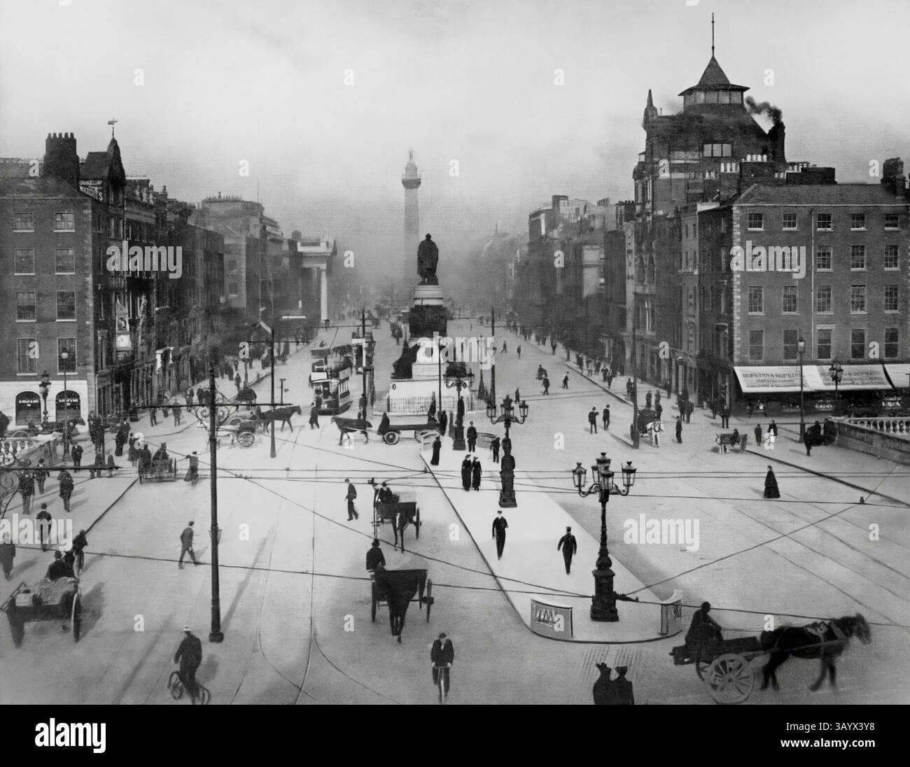 Una vista aerea dell'inizio del XX secolo del Ponte o'Connell, che attraversa il fiume Liffey a Dublino e conduce a o'Connell Street. Il ponte originale (chiamato Carlisle Bridge in onore dell'allora Lord Luogotenente d'Irlanda - Frederick Howard, V conte di Carlisle) fu progettato da James Gandon e costruito tra il 1791 e il 1794. Tra il 1877 e il 1880 il ponte fu ricostruito e ampliato e, quando riaperto nel 1882, fu ribattezzato in onore di Daniel o'Connell, noto anche come The Liberator (1775-1847). La colonna di Nelson, vista sullo sfondo, fu poi distrutta dall'IRA nel 1966. Foto Stock