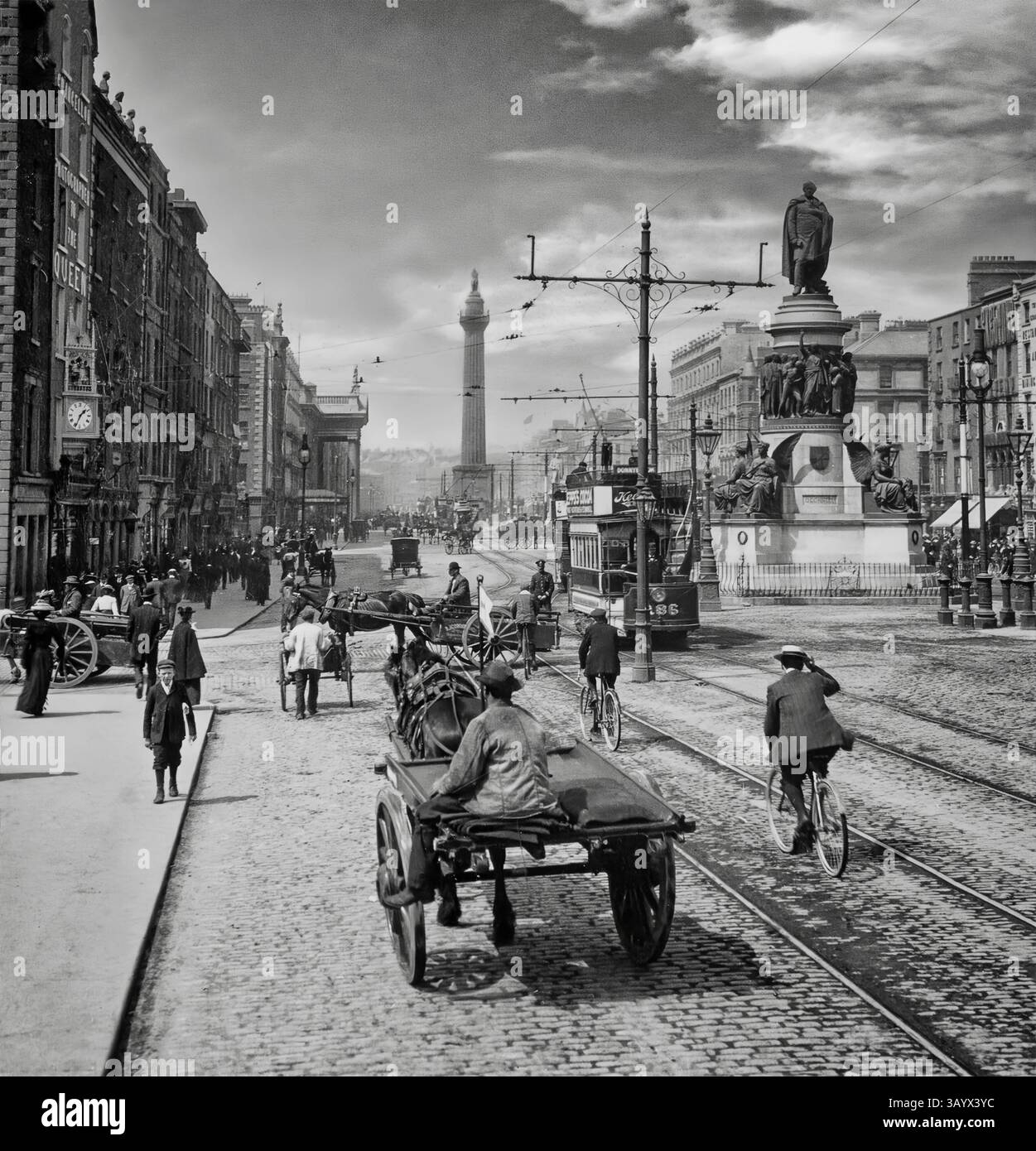 Una vista aerea dell'inizio del XX secolo del Ponte o'Connell, che attraversa il fiume Liffey a Dublino e conduce a o'Connell Street. Il ponte originale (chiamato Carlisle Bridge in onore dell'allora Lord Luogotenente d'Irlanda - Frederick Howard, V conte di Carlisle) fu progettato da James Gandon e costruito tra il 1791 e il 1794. Tra il 1877 e il 1880 il ponte fu ricostruito e ampliato e, quando riaperto nel 1882, fu ribattezzato in onore di Daniel o'Connell, noto anche come The Liberator (1775-1847). La colonna di Nelson, vista sullo sfondo, fu poi distrutta dall'IRA nel 1966. Foto Stock