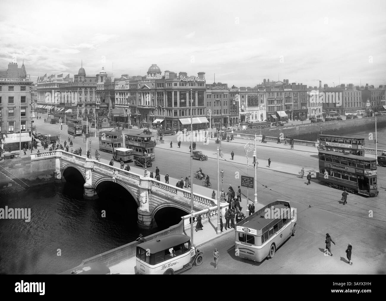 Una vista aerea del XX secolo (1932) del ponte o'Connell, che attraversa il fiume Liffey a Dublino e conduce a o'Connell Street. Il ponte originale (chiamato Carlisle Bridge in onore dell'allora Lord Luogotenente d'Irlanda - Frederick Howard, V conte di Carlisle) fu progettato da James Gandon e costruito tra il 1791 e il 1794. Tra il 1877 e il 1880 il ponte fu ricostruito e ampliato e, quando riaperto nel 1882, fu ribattezzato in onore di Daniel o'Connell, noto anche come The Liberator (1775-1847). Foto Stock