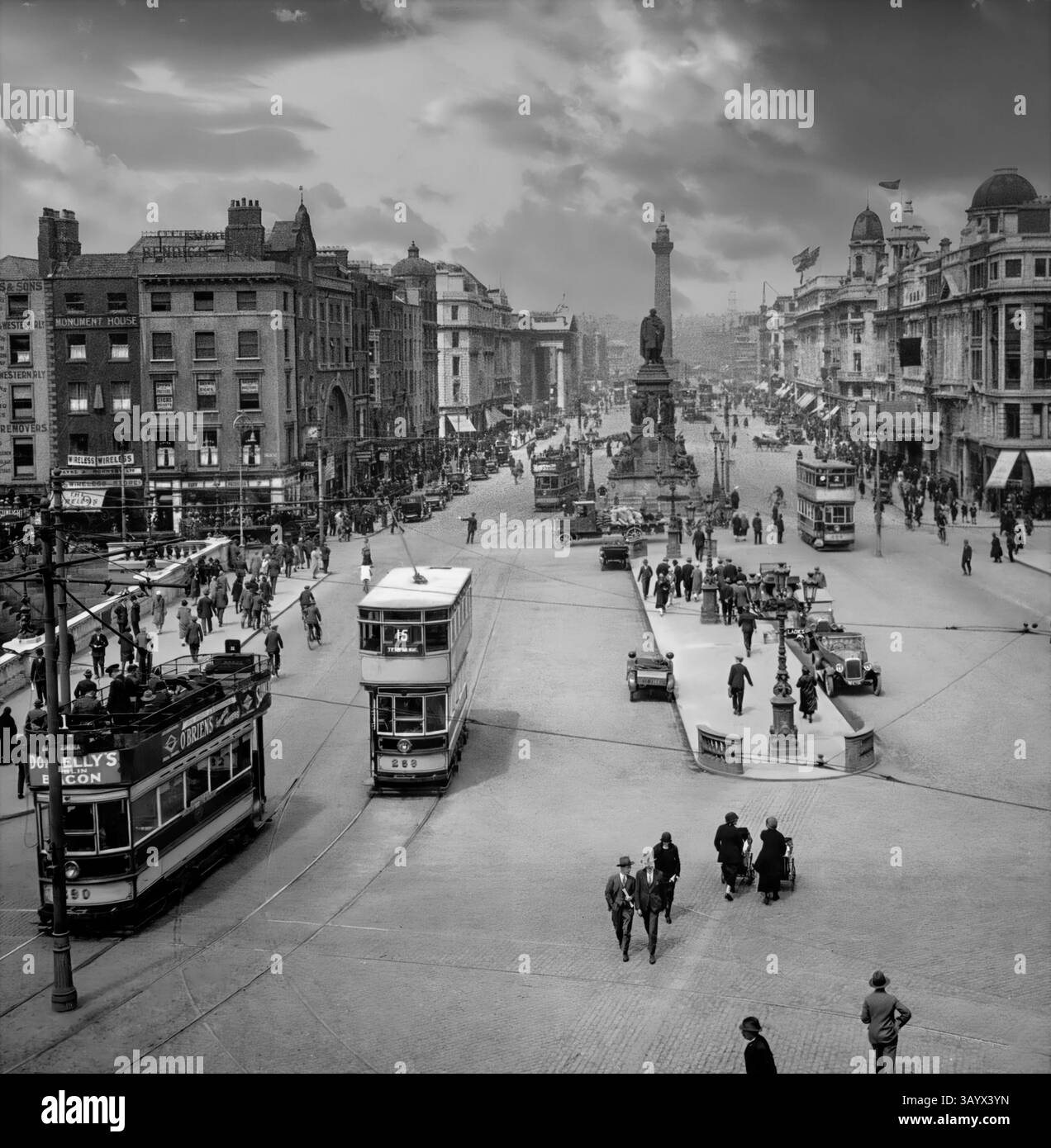 Una vista aerea dell'inizio del XX secolo del Ponte o'Connell, che attraversa il fiume Liffey a Dublino e conduce a o'Connell Street. Il ponte originale (chiamato Carlisle Bridge in onore dell'allora Lord Luogotenente d'Irlanda - Frederick Howard, V conte di Carlisle) fu progettato da James Gandon e costruito tra il 1791 e il 1794. Tra il 1877 e il 1880 il ponte fu ricostruito e ampliato e, quando riaperto nel 1882, fu ribattezzato in onore di Daniel o'Connell, noto anche come The Liberator (1775-1847). La colonna di Nelson, vista sullo sfondo, fu poi distrutta dall'IRA nel 1966. Foto Stock