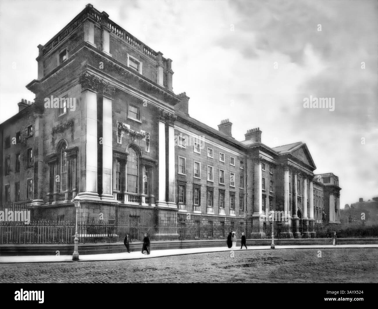 Una vista del tardo 19 ° secolo della Regent House, che funge da ingresso centrale al campus del Trinity College a Dublino, Irlanda. Il ‘cancello anteriore’ (ingresso della Regent House) per i terreni del college è stato costruito nel 1750 conduce da College Green, con una grande porta di legno con una porta più piccola, di dimensioni regolari, scavata nel centro, che imballa i pedoni nell'edificio. Foto Stock