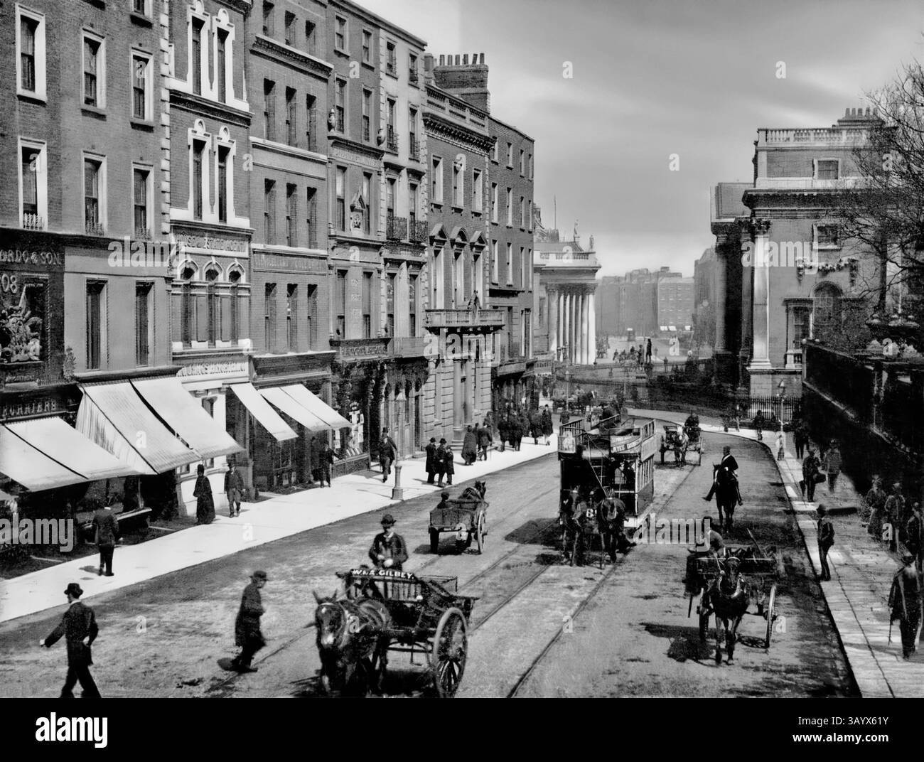 Una fotografia della fine del XIX secolo di Grafton Street, nel centro di Dublino, in Irlanda, al College Green End, in origine una strada residenziale alla moda con qualche attività commerciale. Divenne sempre più fatiscente nel 1849, poi durante la fine del XIX secolo, furono costruite una serie di proprietà al dettaglio e diverse aziende di lunga data stabilirono la loro presenza sulla strada, come i grandi magazzini Switzer's e Brown Thomas. La gioielleria Weirs aprì nel 1869. Foto Stock
