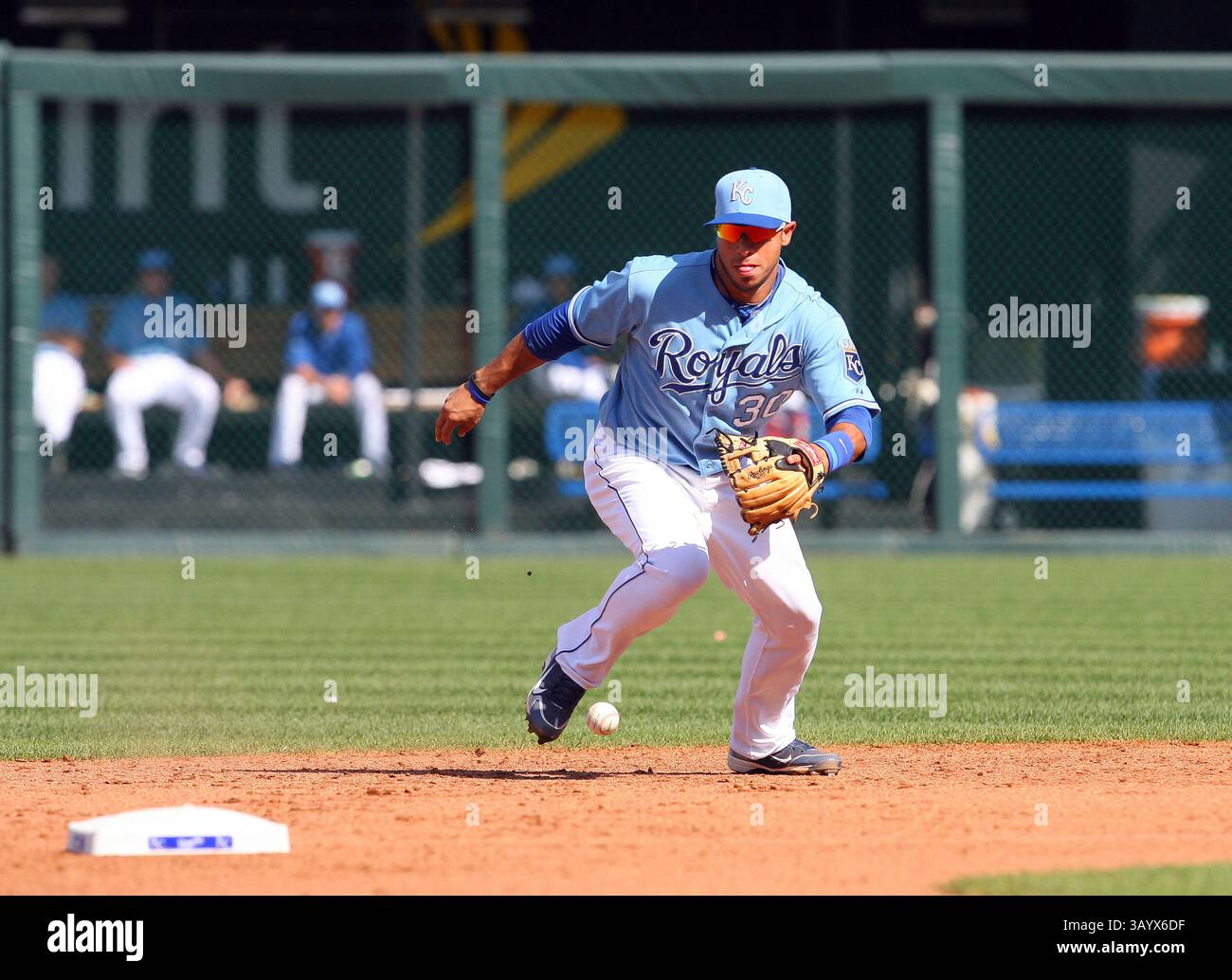 5 settembre 2010: La seconda base dei Kansas City Royals Mike Aviles tenta di schierare un pallone da terra in una vittoria per 2-1 contro i Detroit Tigers Sunday al Kauffman Stadium di Kansas City, Mo. Aviles ha fatto il gioco. (Immagine di credito: © Scott Sewell/Cal Sport Media/ZUMApress.com) Foto Stock