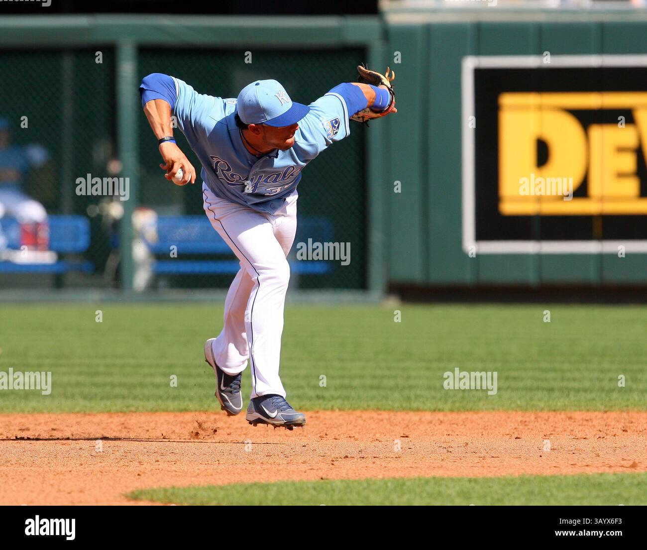 5 settembre 2010: La seconda base dei Kansas City Royals Mike Aviles mette a segno un lancio in prima posizione in una vittoria del 2-1 sui Detroit Tigers Sunday al Kauffman Stadium di Kansas City, Mo. (Immagine di credito: © Scott Sewell/Cal Sport Media/ZUMApress.com) Foto Stock