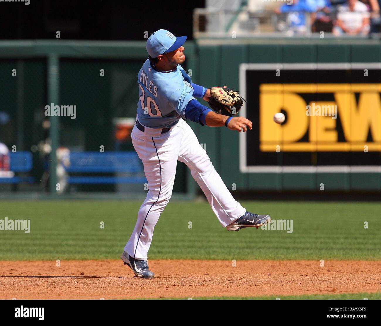 5 settembre 2010: La seconda base dei Kansas City Royals Mike Aviles mette a segno un lancio in prima posizione in una vittoria del 2-1 sui Detroit Tigers Sunday al Kauffman Stadium di Kansas City, Mo. (Immagine di credito: © Scott Sewell/Cal Sport Media/ZUMApress.com) Foto Stock