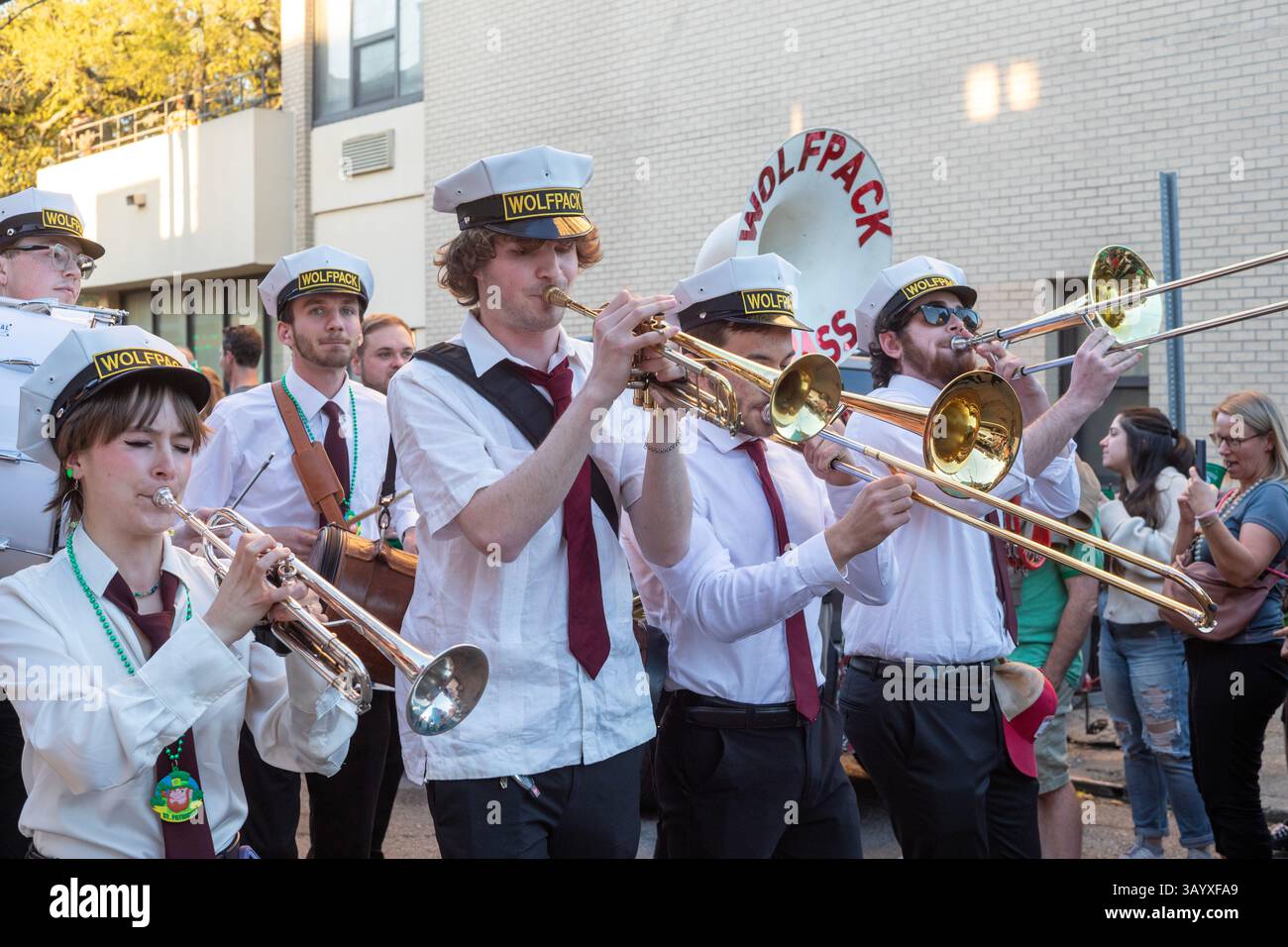 New Orleans, Louisiana - il Downtown Irish Club organizza la sfilata di San Patrizio nel quartiere francese della città. Foto Stock