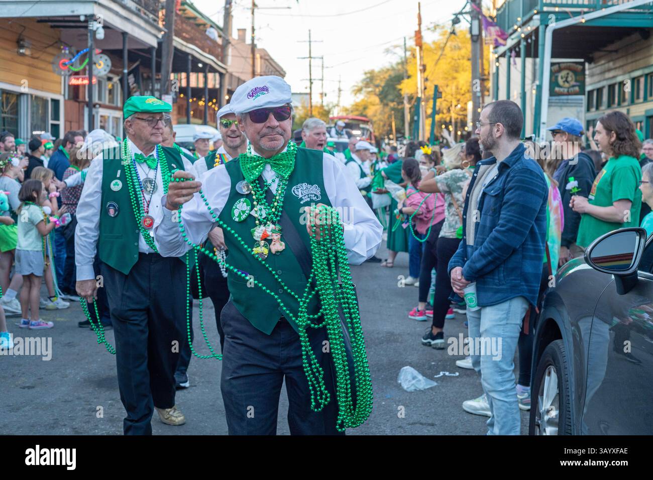 New Orleans, Louisiana - il Downtown Irish Club organizza la sfilata di San Patrizio nel quartiere francese della città. Foto Stock