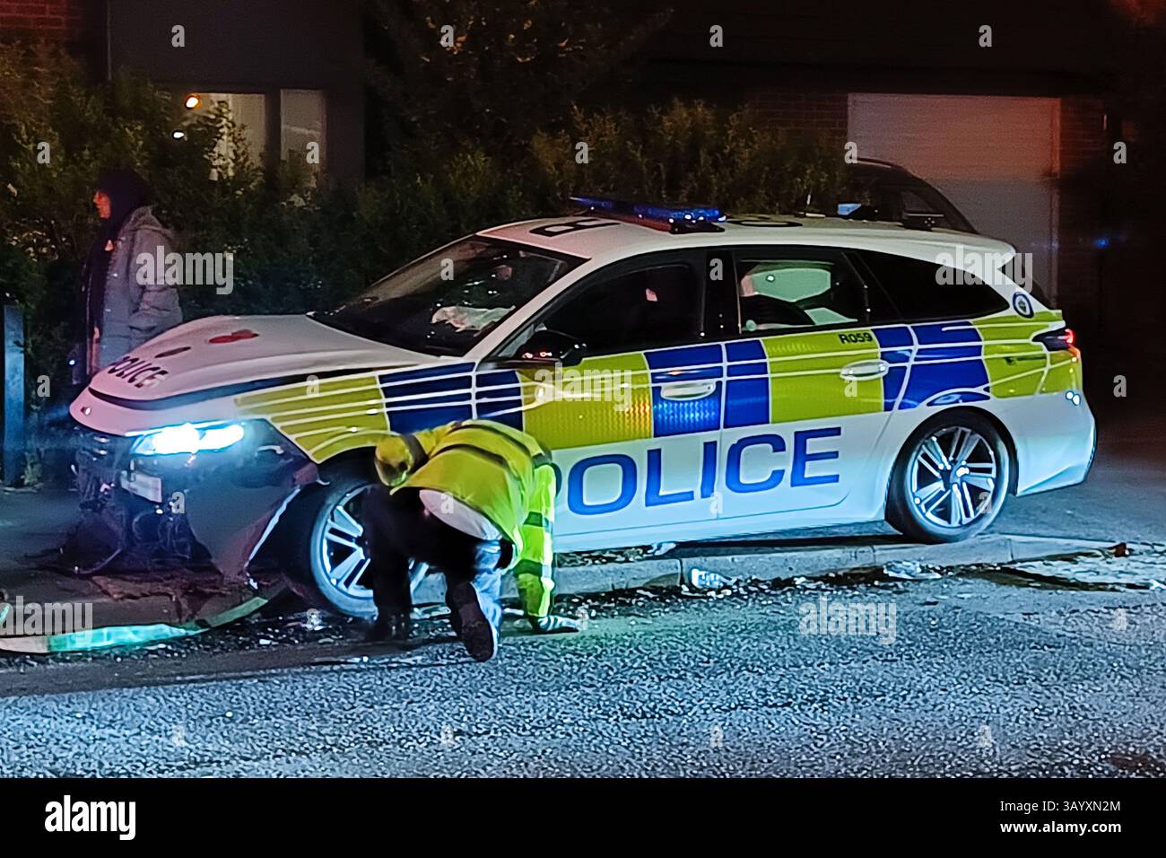 Park Lane, Aston, Birmingham, 22 aprile 2025. Il relitto di un'auto della polizia delle West Midlands viene recuperato dopo che e' stata coinvolta in un incidente che ha ferito un ufficiale e un pubblico nella zona di Aston a Birmingham martedì 22 aprile sera. Due donne che hanno assistito all’incidente, ma non hanno voluto essere nominate, hanno detto: “È successo alle 20:12, l’auto della polizia si è schiantata contro un portabagagli bianco della Toyota all’incrocio, ma l’auto della polizia non aveva luci o sirene accese, è stato solo quando si è schiantato che ha acceso le luci. Una dichiarazione della polizia del West Midlands contesta il fatto che l'auto della polizia l'abbia fatto Foto Stock