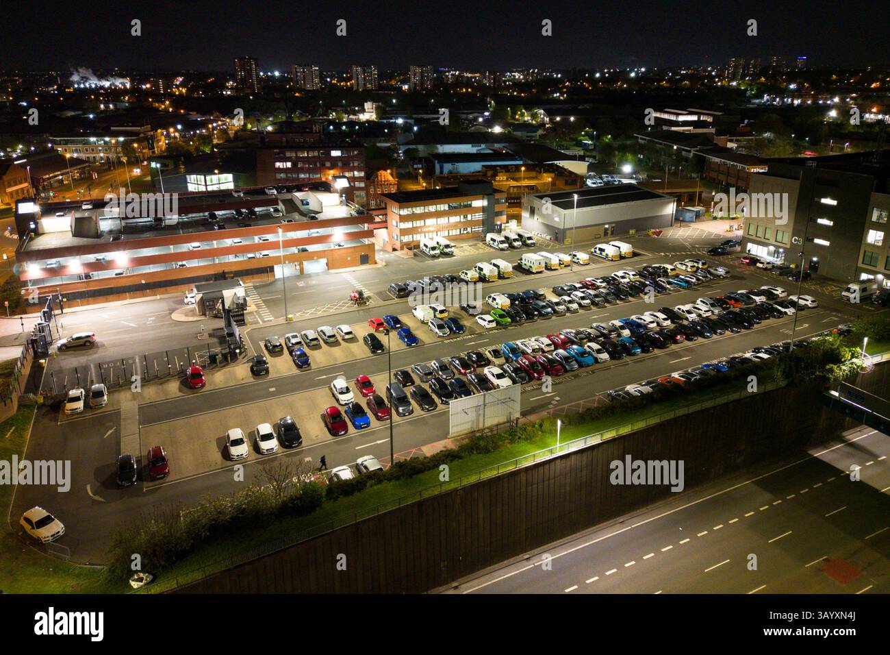 Park Lane, Aston, Birmingham, 22 aprile 2025. - Il Centro operativo della polizia di West Midlands a 200 metri da un incidente che ha ferito un ufficiale e un membro del pubblico nella zona di Aston a Birmingham martedì 22 aprile sera. Due donne che hanno assistito all’incidente, ma non hanno voluto essere nominate, hanno detto: “È successo alle 20:12, l’auto della polizia si è schiantata contro un portabagagli bianco della Toyota all’incrocio, ma l’auto della polizia non aveva luci o sirene accese, è stato solo quando si è schiantato che ha acceso le luci. Una dichiarazione della polizia del West Midlands contesta il fatto che la macchina della polizia non avesse le luci attive Foto Stock