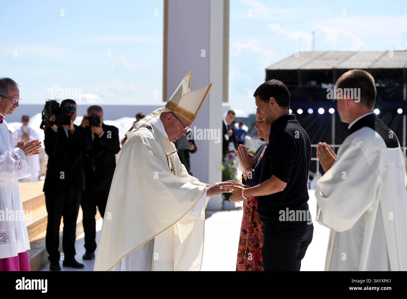 BRZEGI, POLONIA - 31 luglio 2016 - Papa Francesco è ritratto durante la messa finale della giornata Mondiale della Gioventù 2016 a Brzegi, Polonia. Papa Francesco più di 1,6 milioni Foto Stock