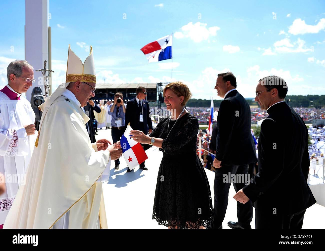 BRZEGI, POLONIA - 31 luglio 2016 - Papa Francesco è ritratto durante la messa finale della giornata Mondiale della Gioventù 2016 a Brzegi, Polonia. Papa Francesco più di 1,6 milioni Foto Stock