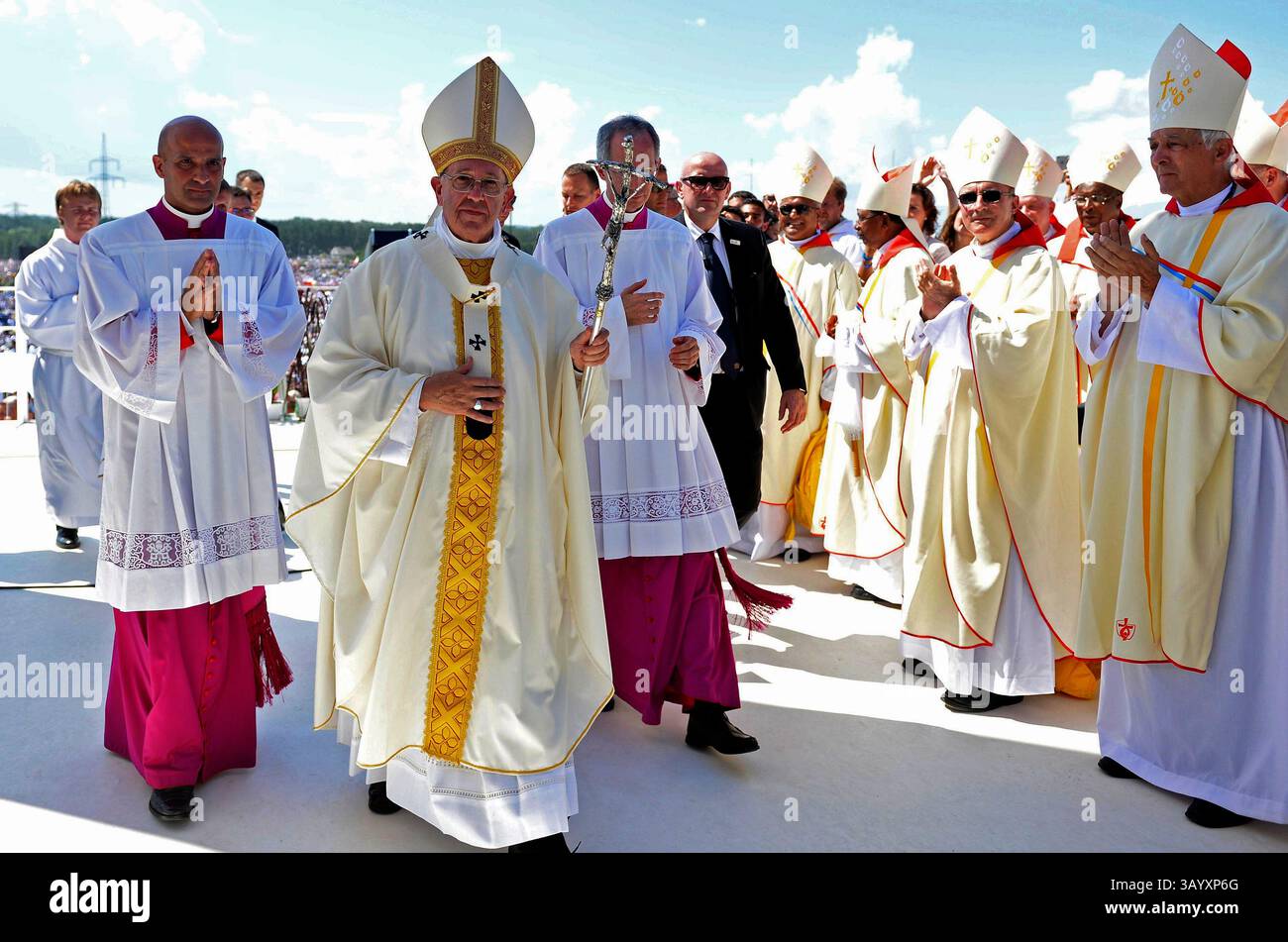 BRZEGI, POLONIA - 31 luglio 2016 - Papa Francesco è ritratto durante la messa finale della giornata Mondiale della Gioventù 2016 a Brzegi, Polonia. Papa Francesco più di 1,6 milioni Foto Stock