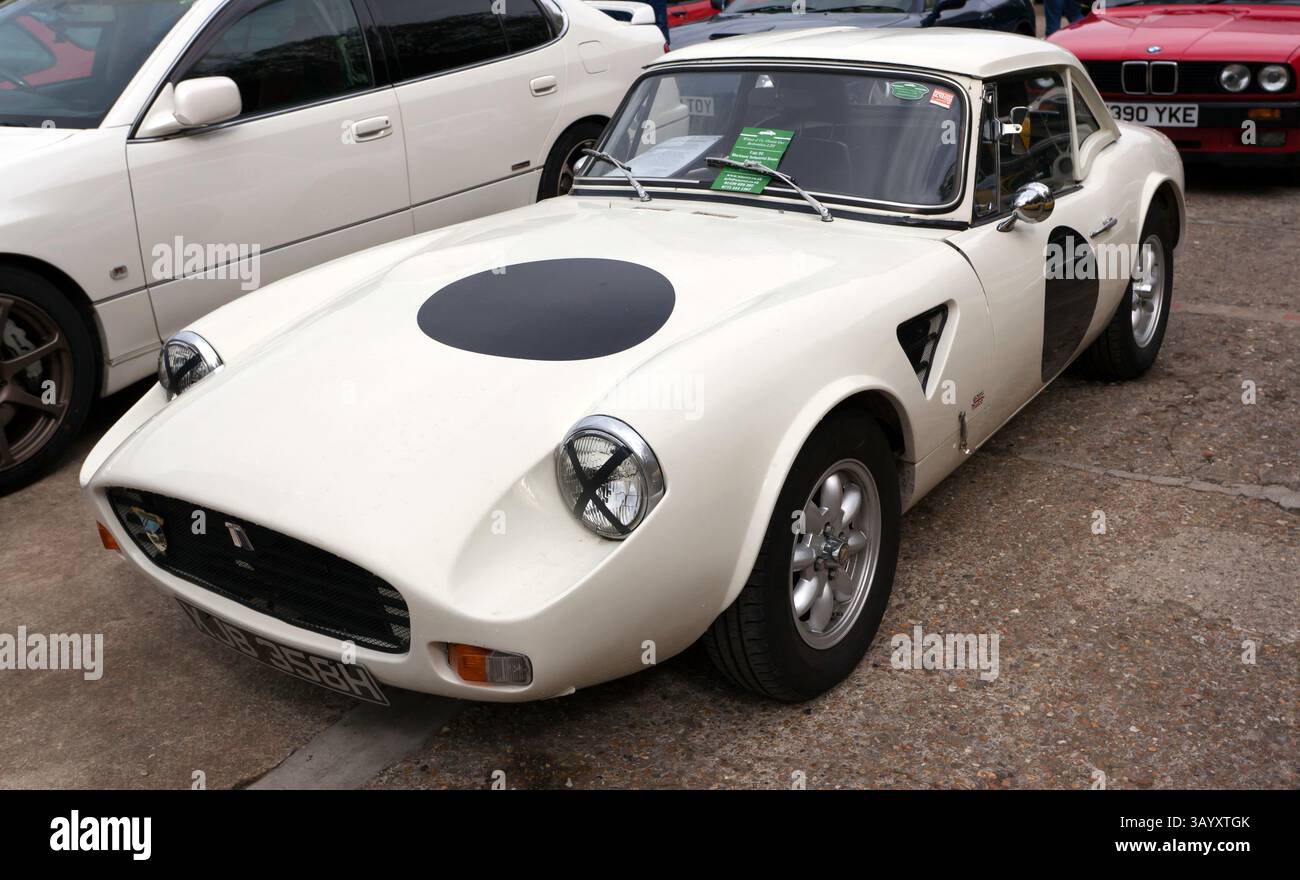Vista frontale di tre quarti di un 1970, bianco, Triumph GT6 Mk2 Vincent Hurricane, in mostra al Brooklands Museum, Easter Classic Gathering Foto Stock