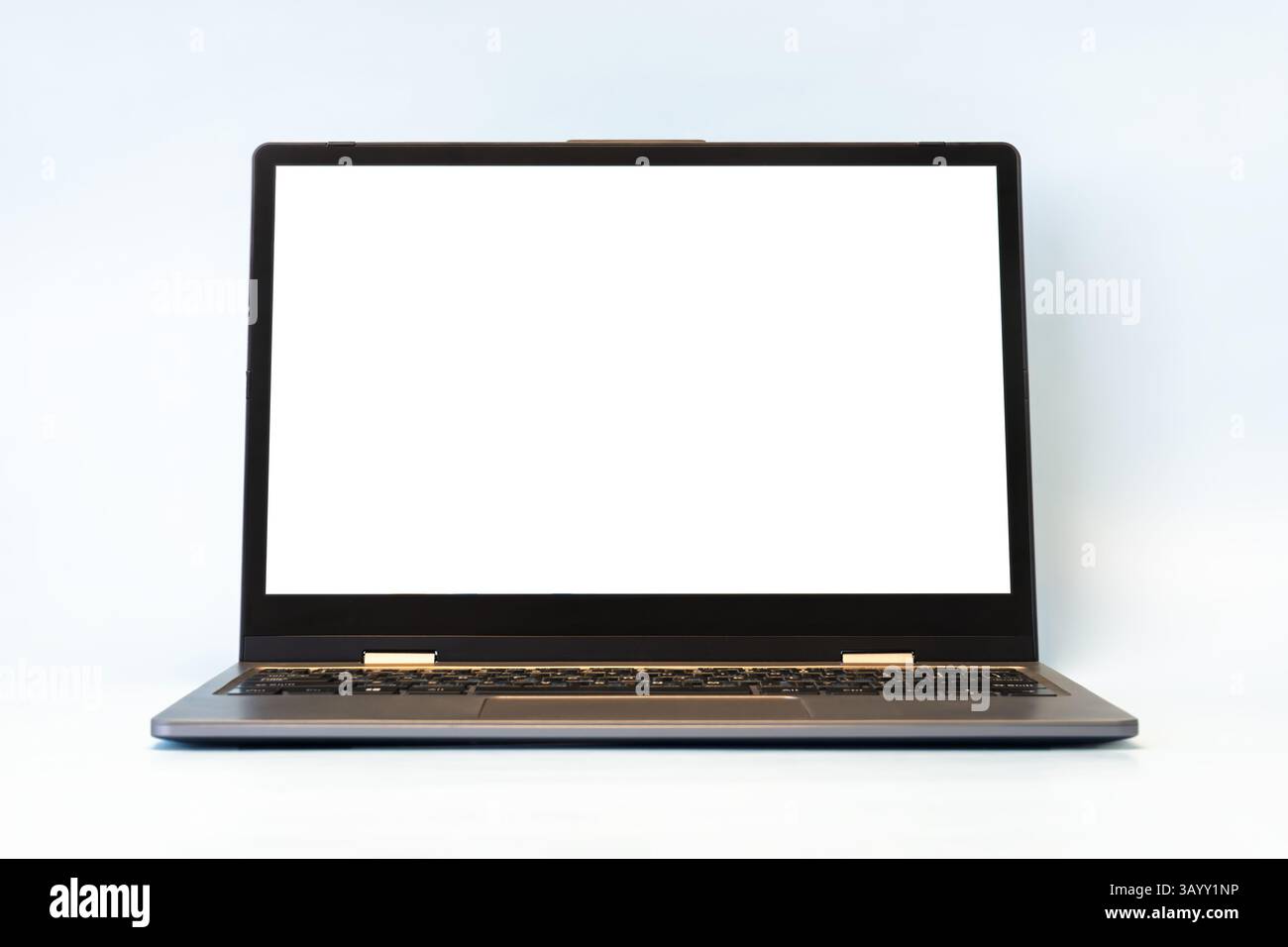 Modello di notebook moderno con schermo bianco vuoto su sfondo blu Foto Stock