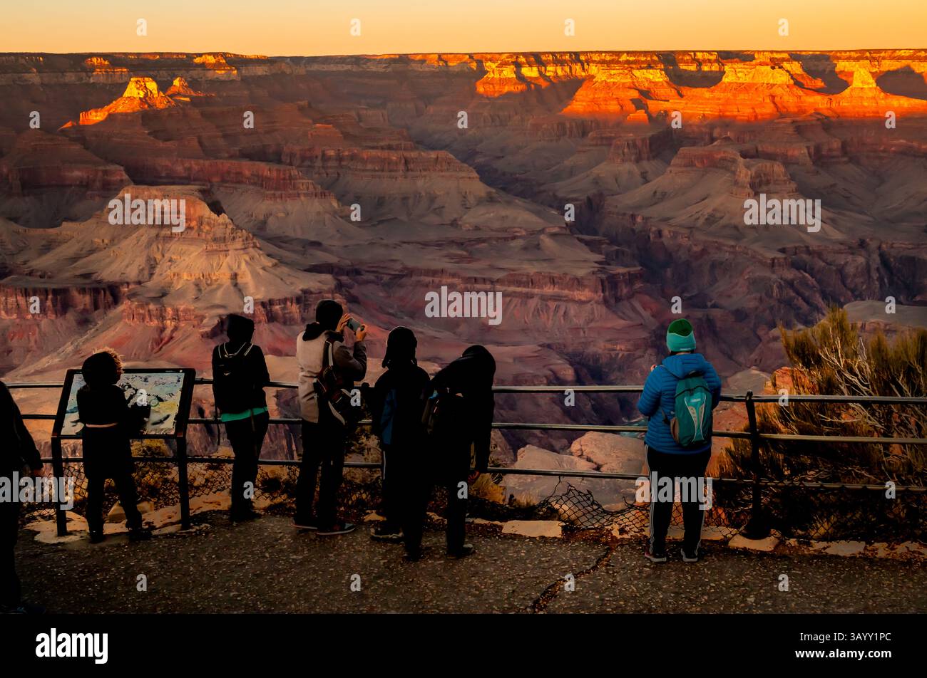 Persone che si affacciano sul tramonto al Grand Canyon, Arizona, Stati Uniti Foto Stock