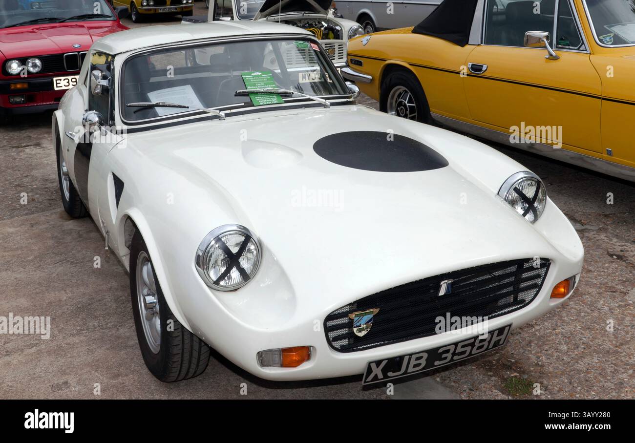 Vista frontale di tre quarti di un 1970, bianco, Triumph GT6 Mk2 Vincent Hurricane, in mostra al Brooklands Museum, Easter Classic Gathering Foto Stock