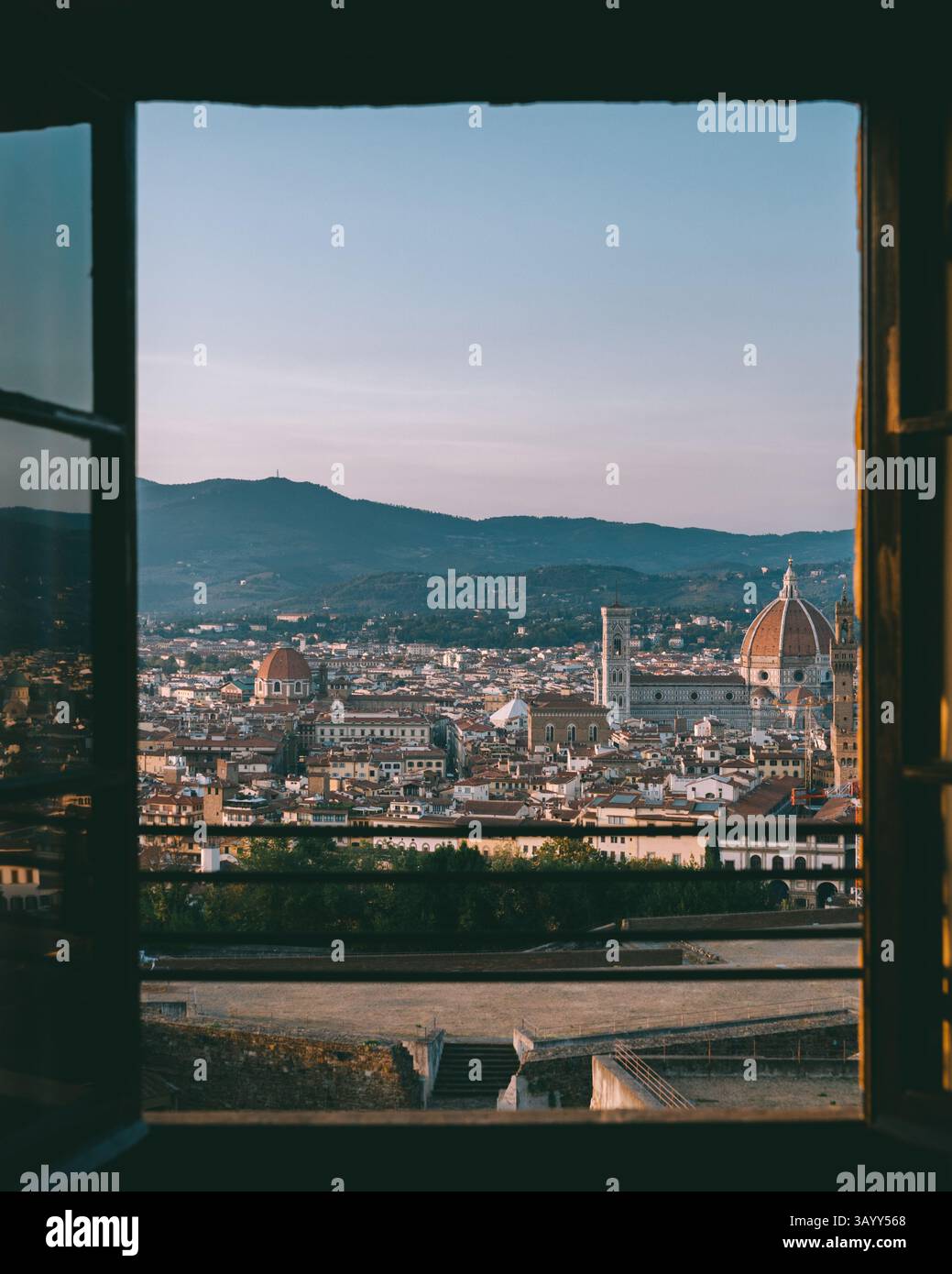 Vista panoramica dalla finestra di Firenze, Italia, con la Cattedrale di Santa Maria del Fiore (Duomo) e lo skyline storico al tramonto. Foto Stock
