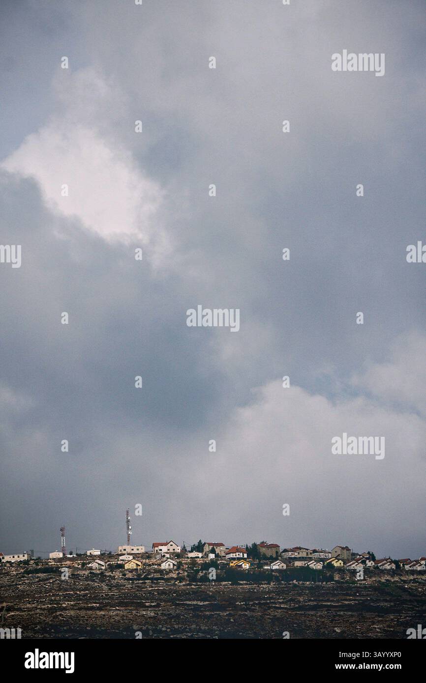 21 ottobre 2009 - Yitzhar, Cisgiordania - finanziato da un gruppo di ebrei ortodossi nel 1984, l'insediamento si stabilì a pochi chilometri dal villaggio palestinese di Burin. "Questa terra è un dono di dio al popolo ebraico. L'abbiamo ricevuto per realizzare la Torah.", commenta Ariel Benchetrit, un colono intervistato dalla rivista francese "la Croix". Iniziata negli anni settanta, la costruzione di insediamenti israeliani è considerata contraria alla Convenzione di Ginevra da gran parte della comunità internazionale, l'ONU, nonché dalla Corte internazionale di giustizia. Le motivazioni per costruire degli uomini di stato Foto Stock