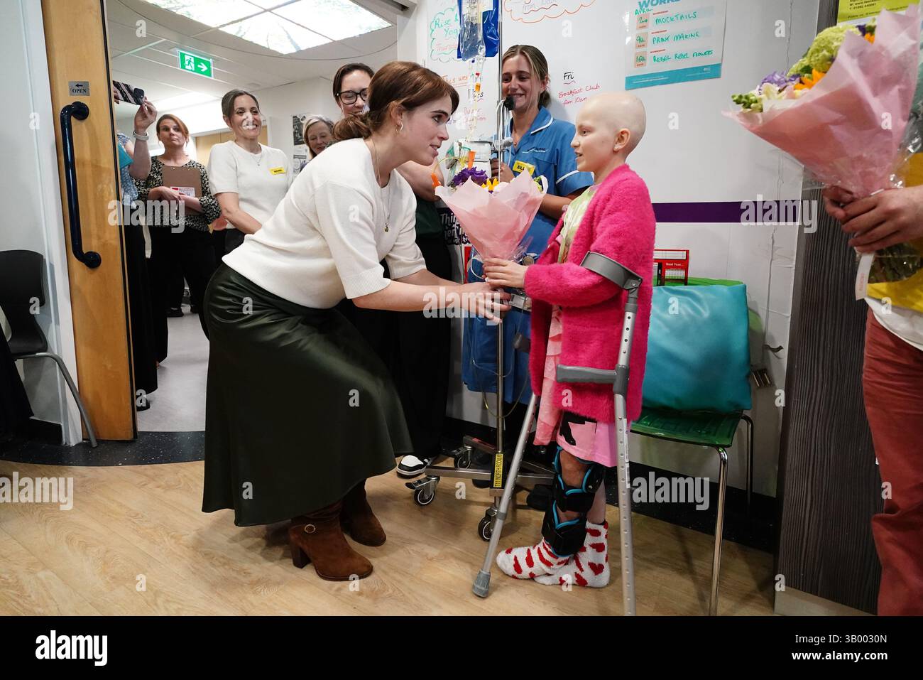 La principessa Eugenie riceve i fiori da una giovane paziente oncologica, Lola Belle Tucker, durante una visita all'unità Teenage Cancer Trust presso l'University College Hospital di Londra. Data foto: Mercoledì 23 aprile 2025. Foto Stock