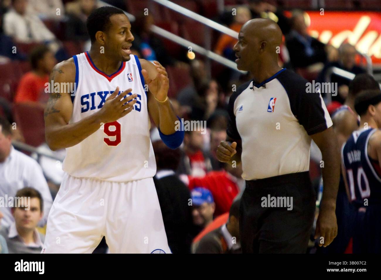 29 ottobre 2010: La guardia tiratrice dei Philadelphia 76ers Andre Iguodala (9) ha parlato con l'arbitro Haywoode Workman (66) durante la partita NBA tra gli Atlanta Hawks e i Philadelphia 76ers al Wells Fargo Center di Philadelphia, Pennsylvania. Gli Hawks batterono i 76ers, 104-101.(Credit Image: © Chris Szagola/Cal Sport Media/ZUMApress.com) Foto Stock